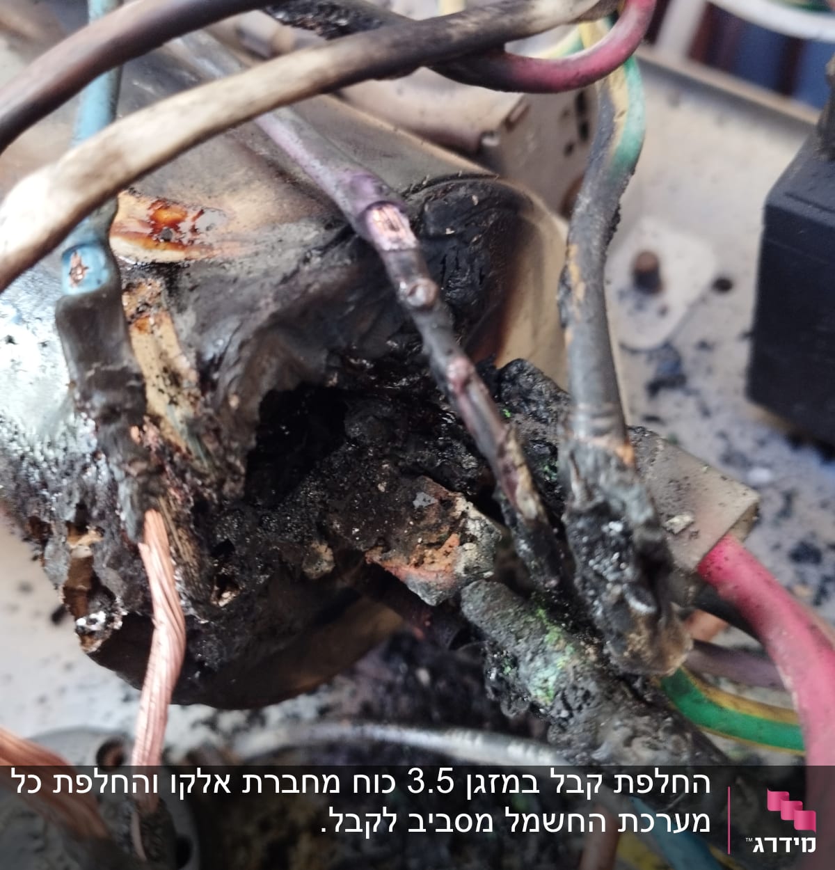 חוטי חשמל שרופים במזגן עם נזק חמור